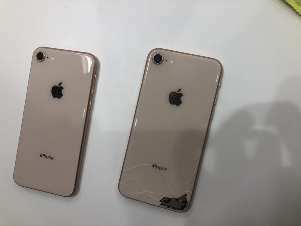 iPhone8背面ガラスが割れて中がむき出しに・・・それでも修理できます